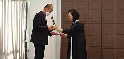 Seokho Park's father receiving the award from former board chairman mezzo-soprano Haknam Kim
